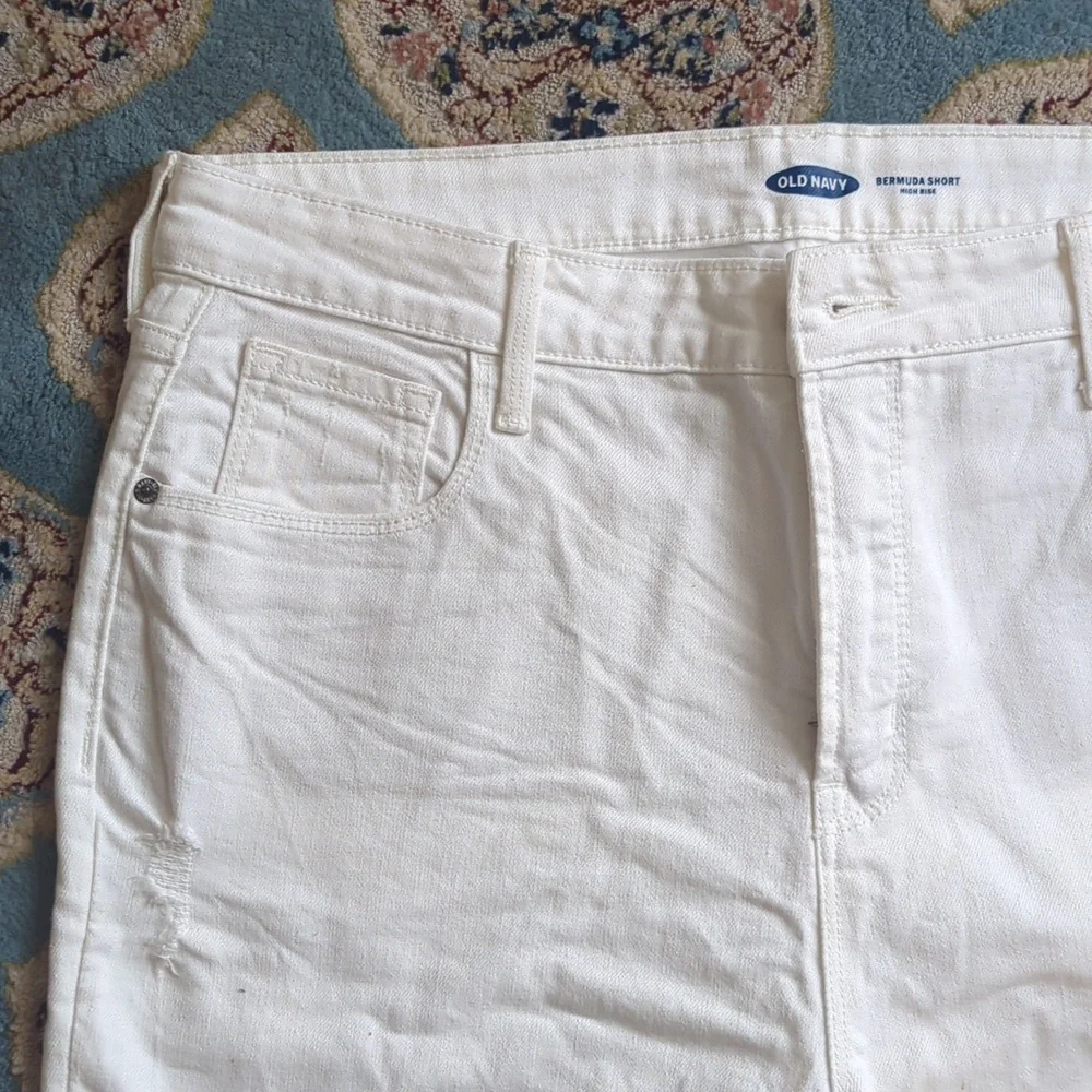 Women's Old Navy High Rise Bermuda Shorts NWT - Picture 2 of 7
